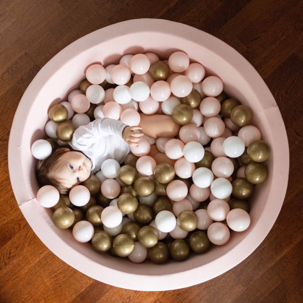 Larisa & Pumpkin Powder Ball Pit with 200 (Gold/Powder/White) Balls